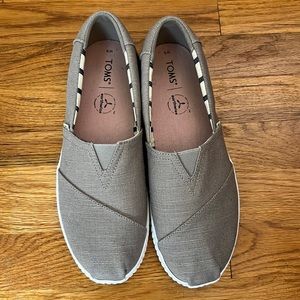 Women’s Toms size 9